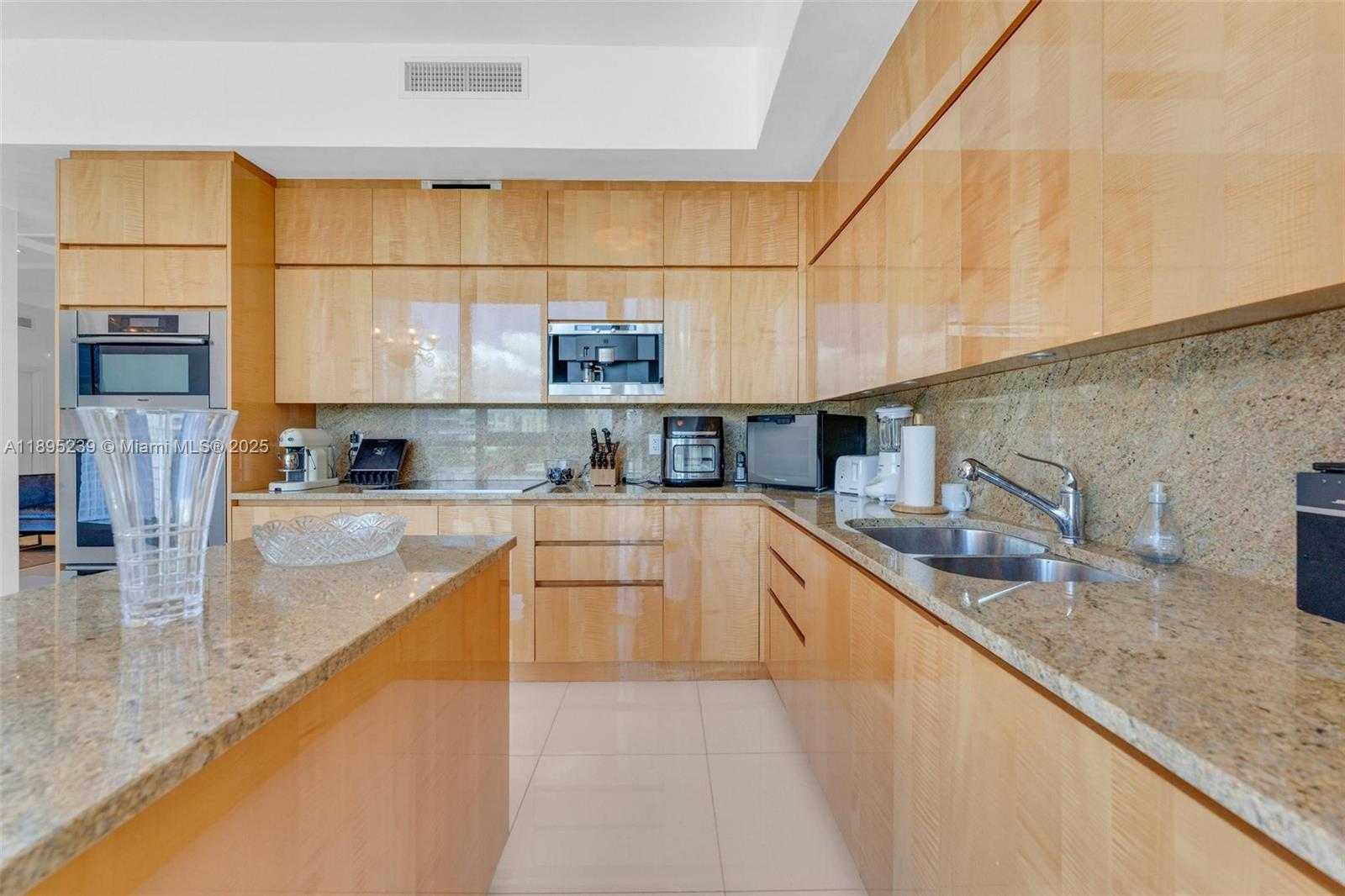 Small Image of 50 SOUTH POINTE DR #705, Miami Beach Number 13