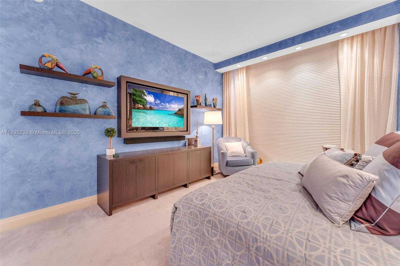 Small Image of 50 SOUTH POINTE DR #705, Miami Beach Number 17