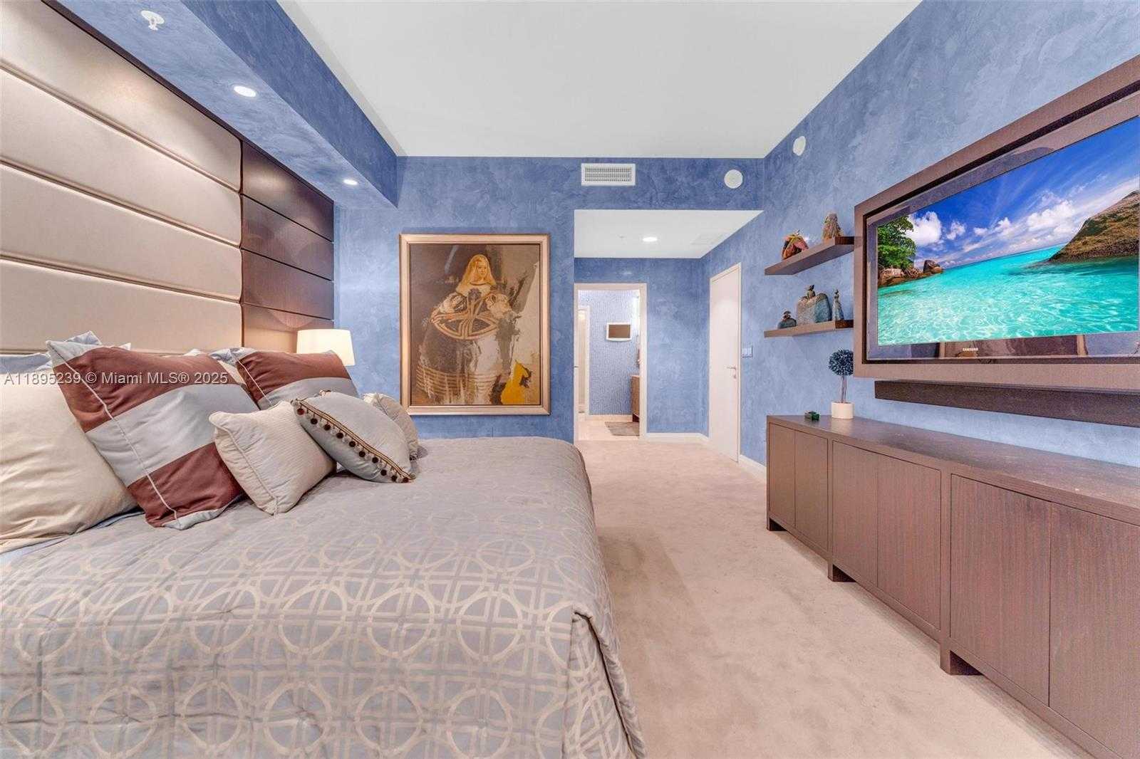 Small Image of 50 SOUTH POINTE DR #705, Miami Beach Number 18