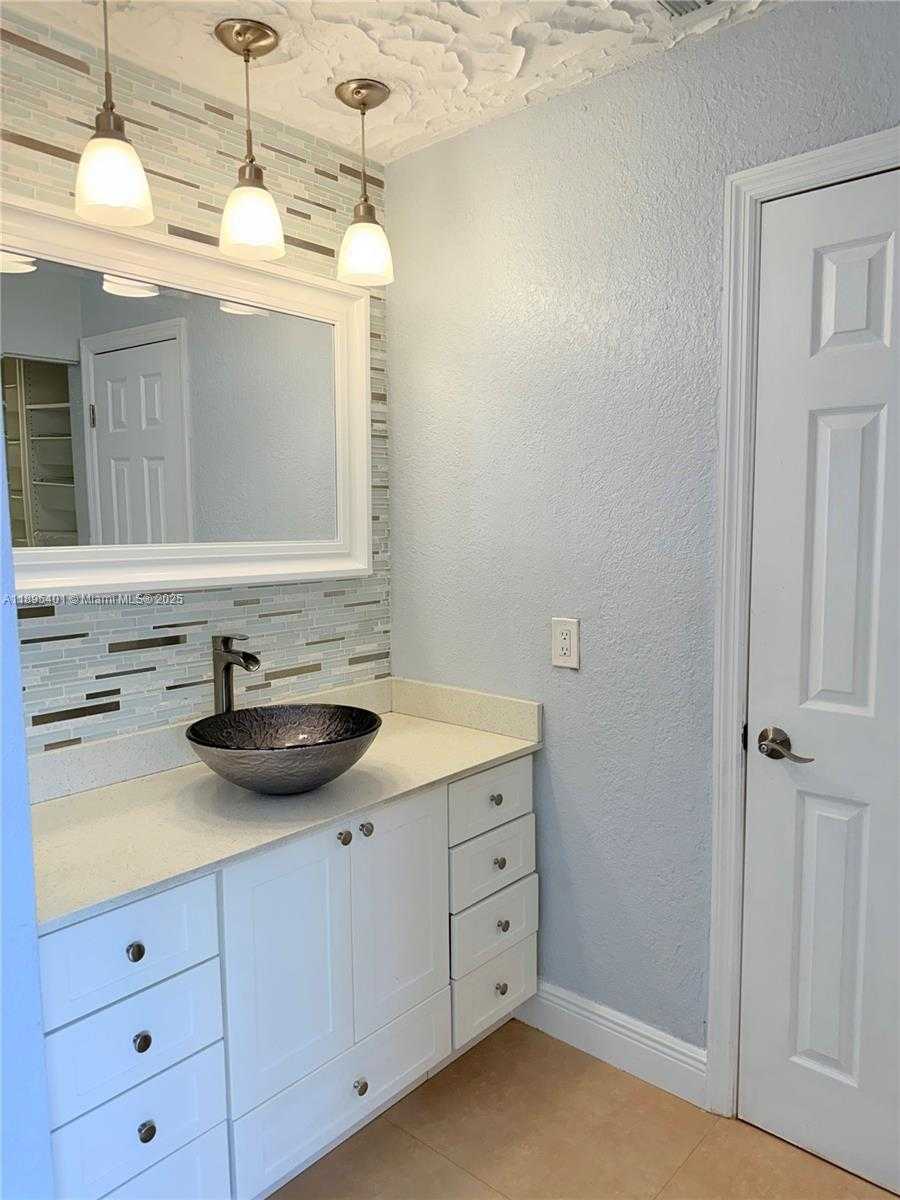Small Image of 17254 NORTH WEST 60TH CT, Hialeah Number 19