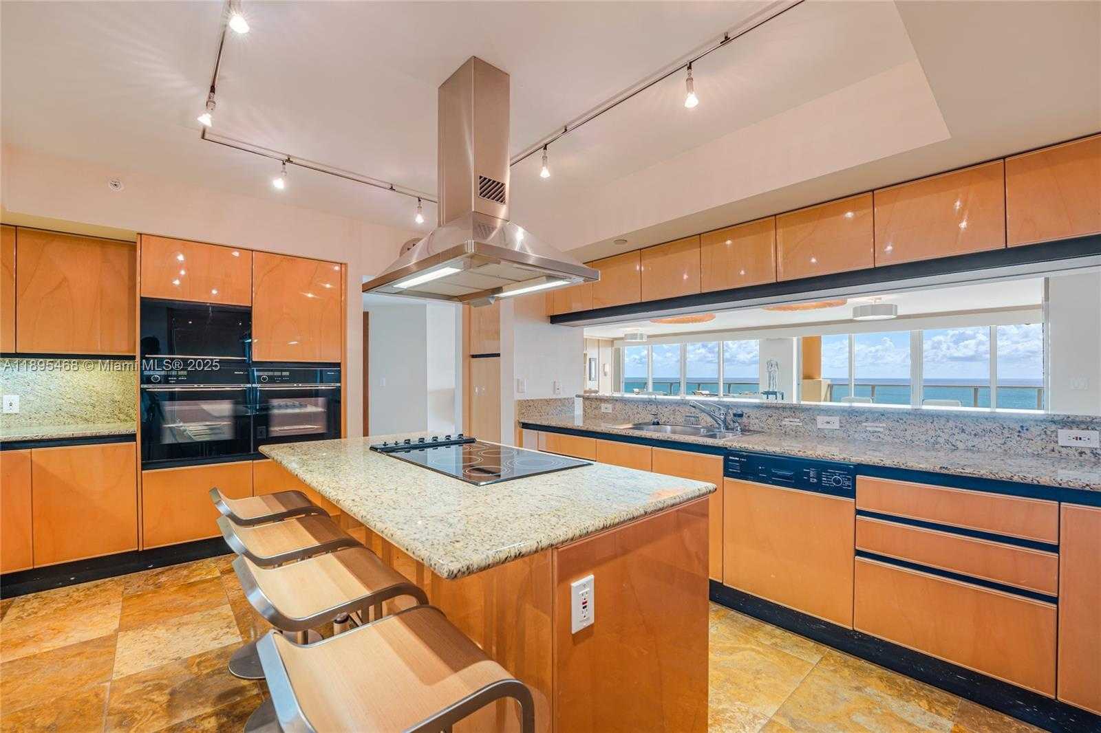 Small Image of 1455 OCEAN DR #1408, Miami Beach Number 6