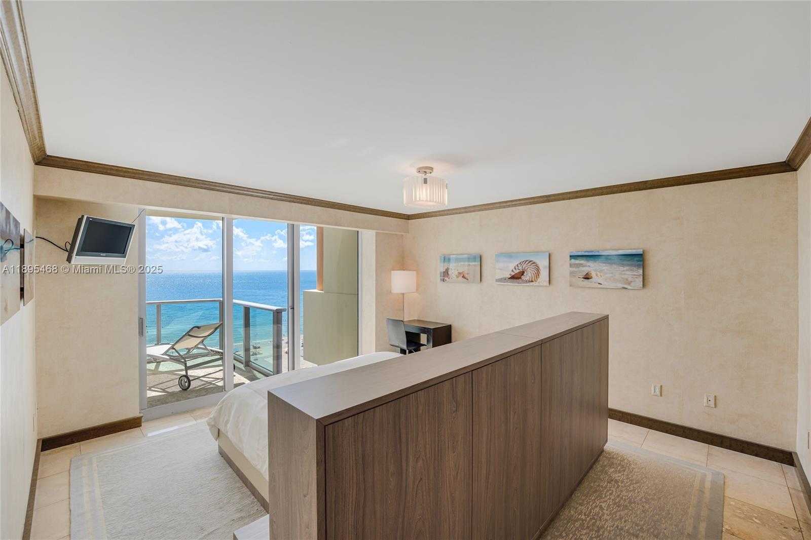 Small Image of 1455 OCEAN DR #1408, Miami Beach Number 9
