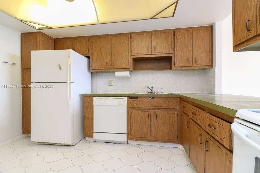 Small Image of 1351 NORTH EAST MIAMI GARDENS DR #1001E, Miami Number 3