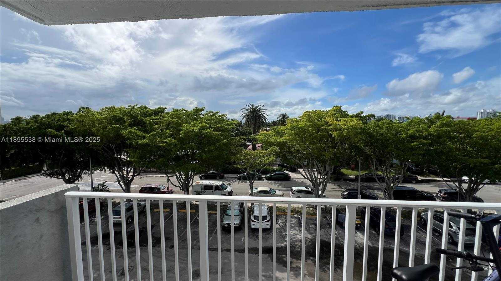 Small Image of 1801 SOUTH TREASURE DR #415, North Bay Village Number 3