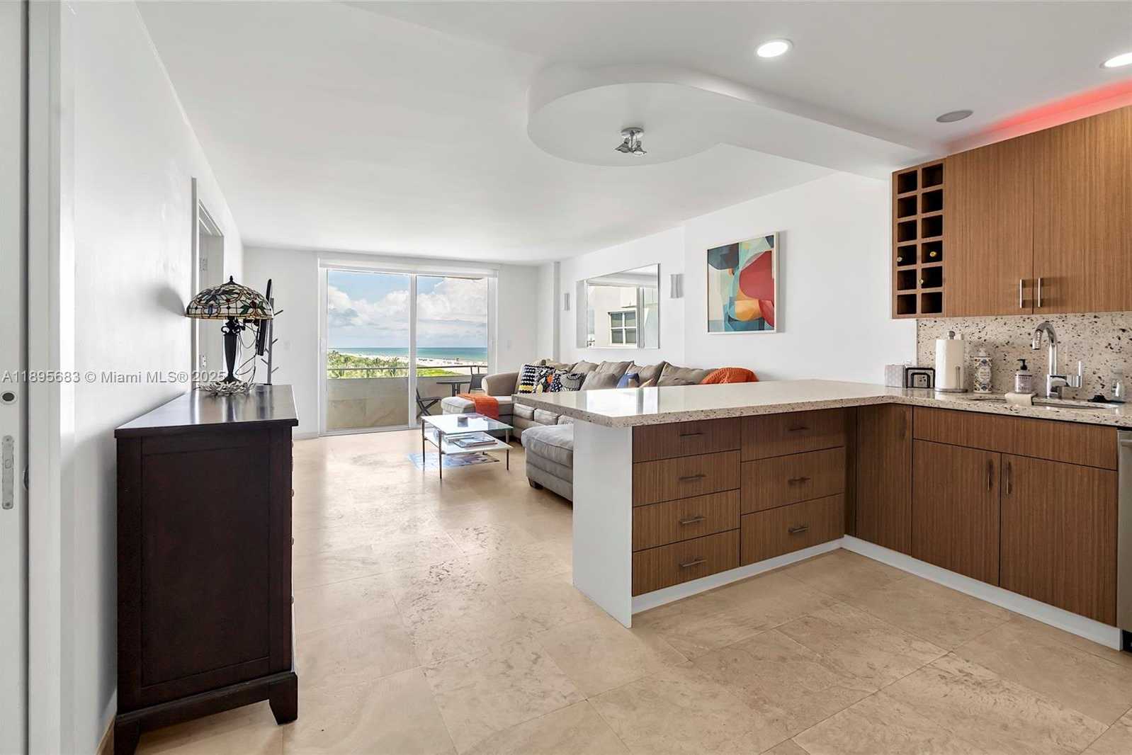 Small Image of 465 OCEAN DR #824, Miami Beach Number 2