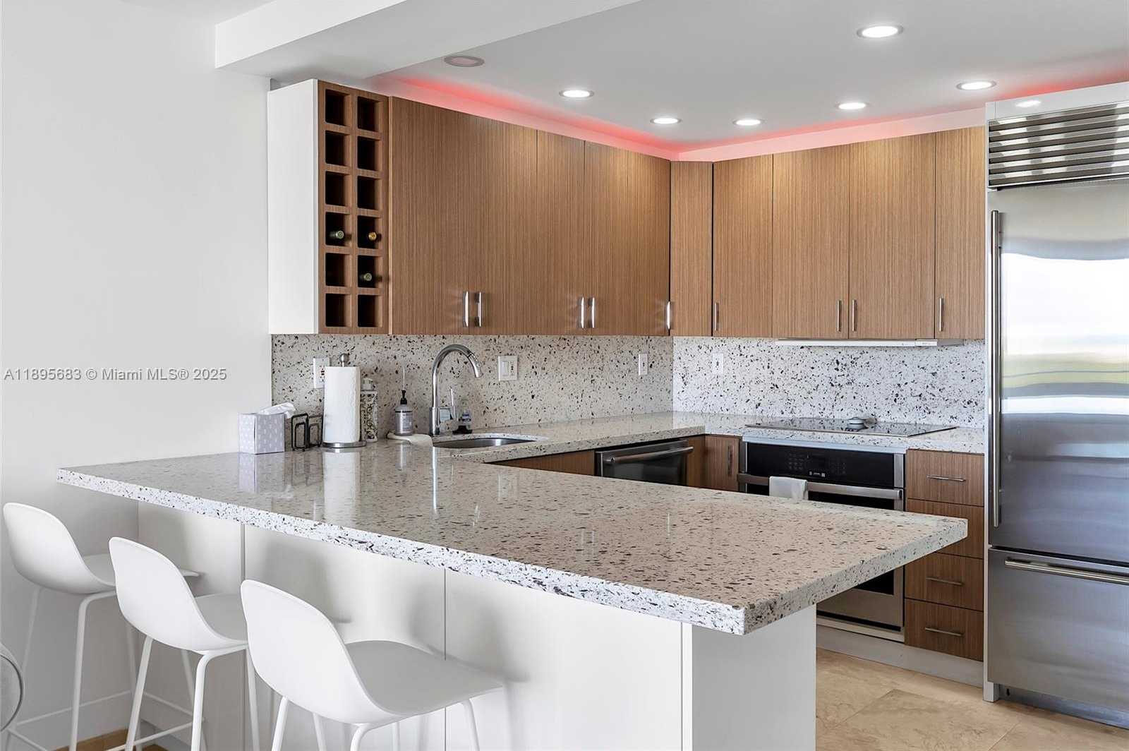 Small Image of 465 OCEAN DR #824, Miami Beach Number 4