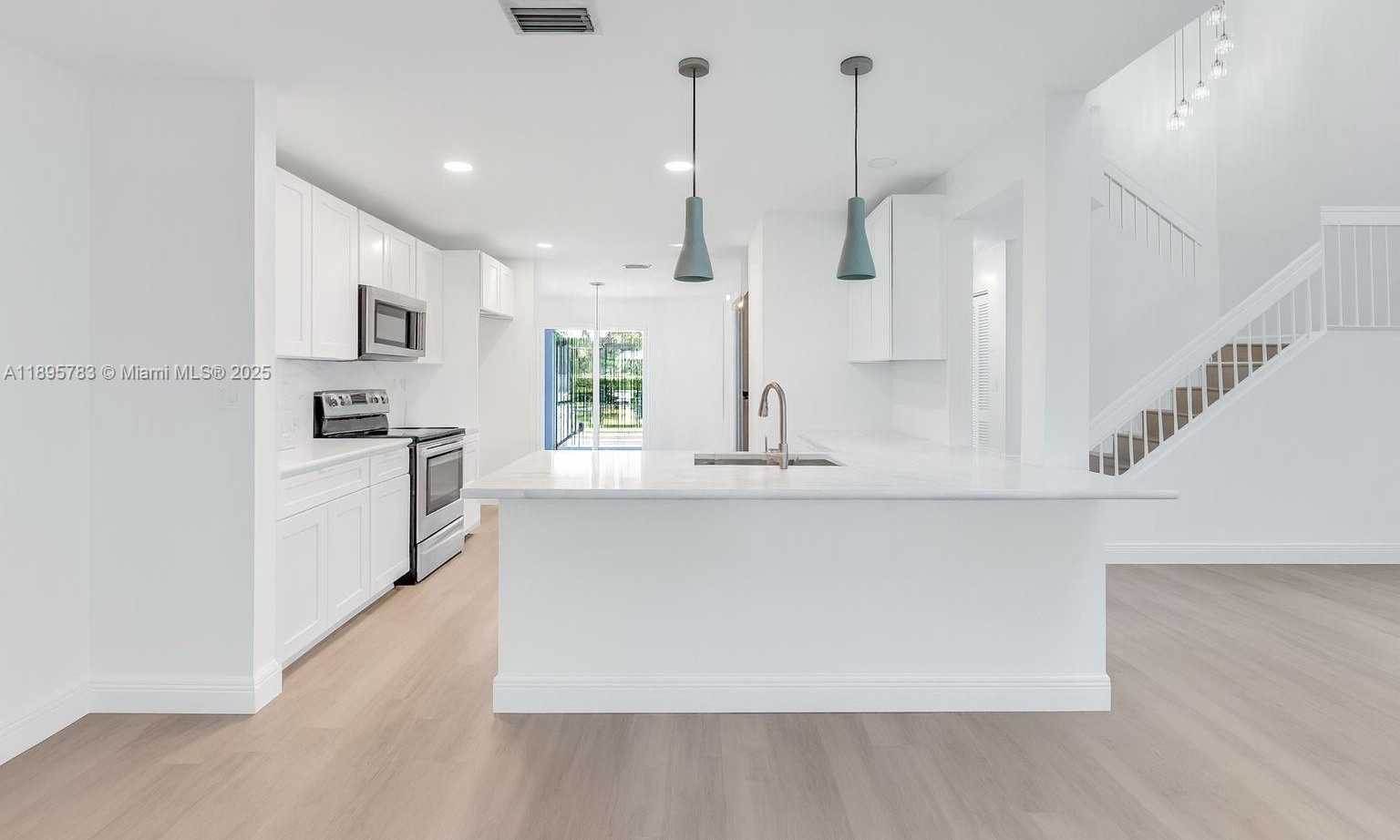 Small Image of 17070 BOCA CLUB BLVD #4, Boca Raton Number 5