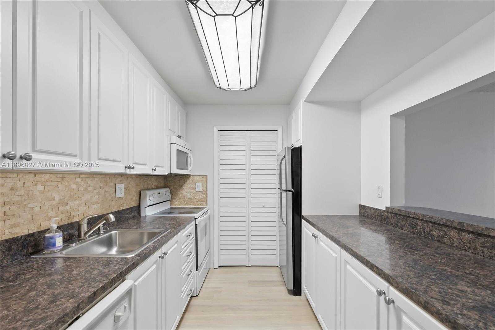 Small Image of 301 RACQUET CLUB RD #103, Weston Number 12