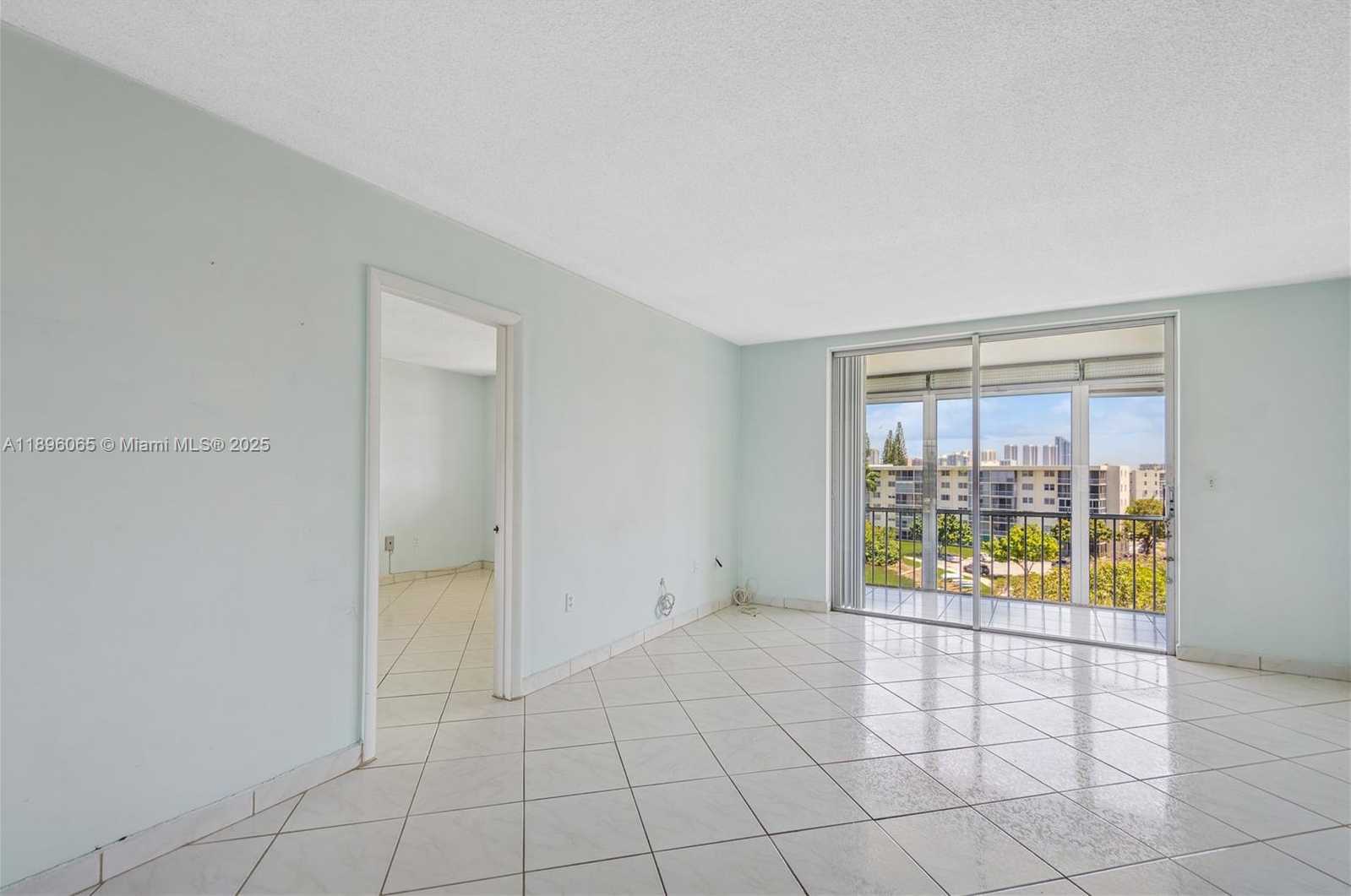 Small Image of 2851 LEONARD DR #J610, Aventura Number 5