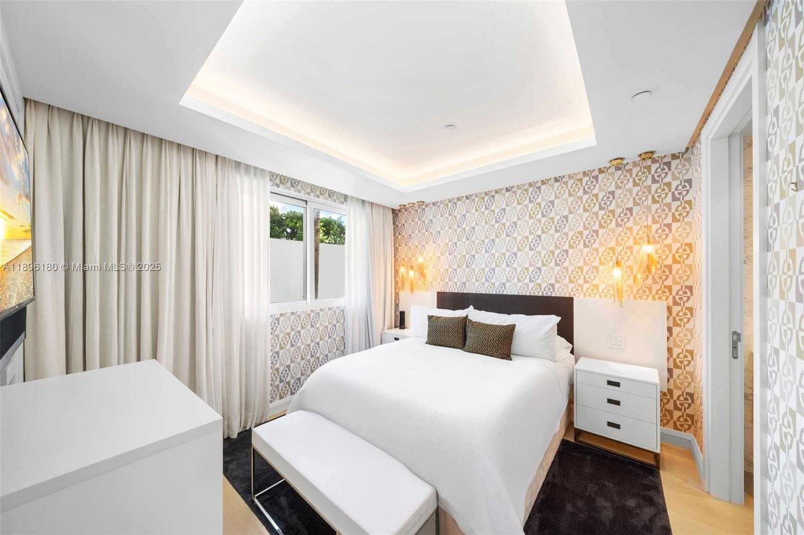 Small Image of 50 SOUTH POINTE DR #TWN7, Miami Beach Number 12