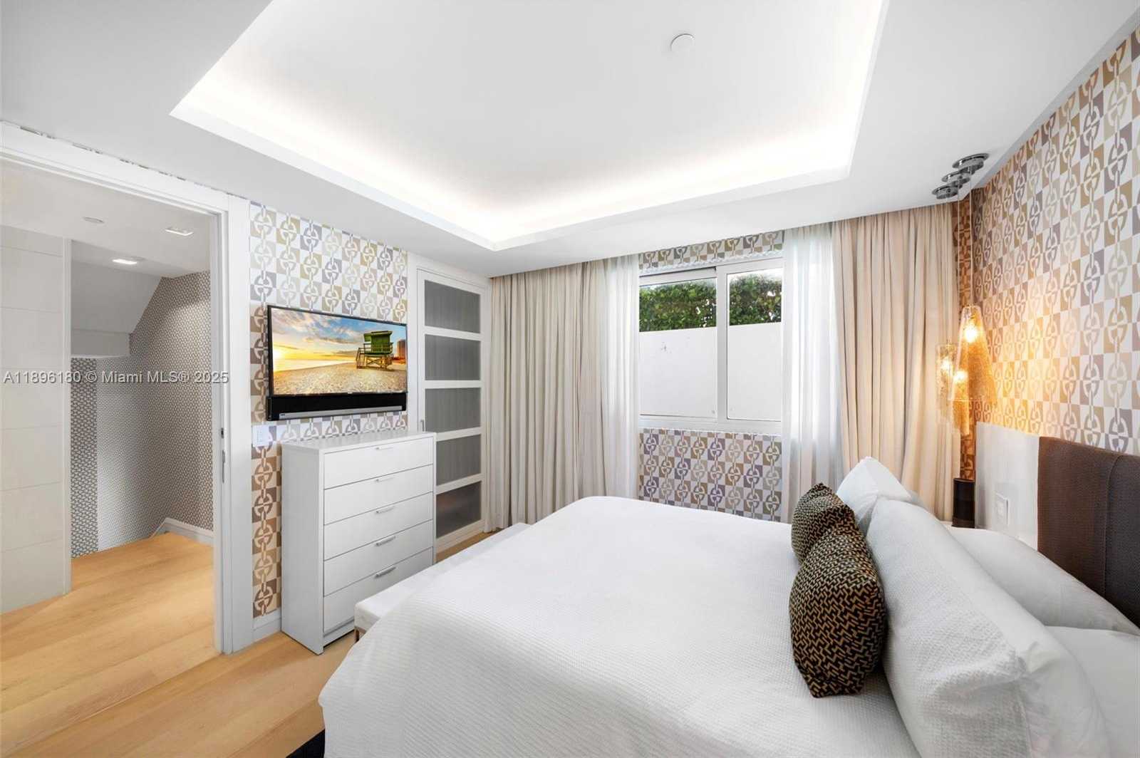 Small Image of 50 SOUTH POINTE DR #TWN7, Miami Beach Number 13