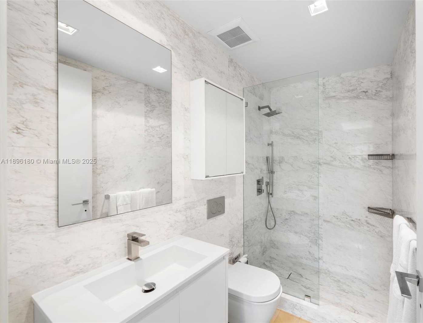 Small Image of 50 SOUTH POINTE DR #TWN7, Miami Beach Number 14