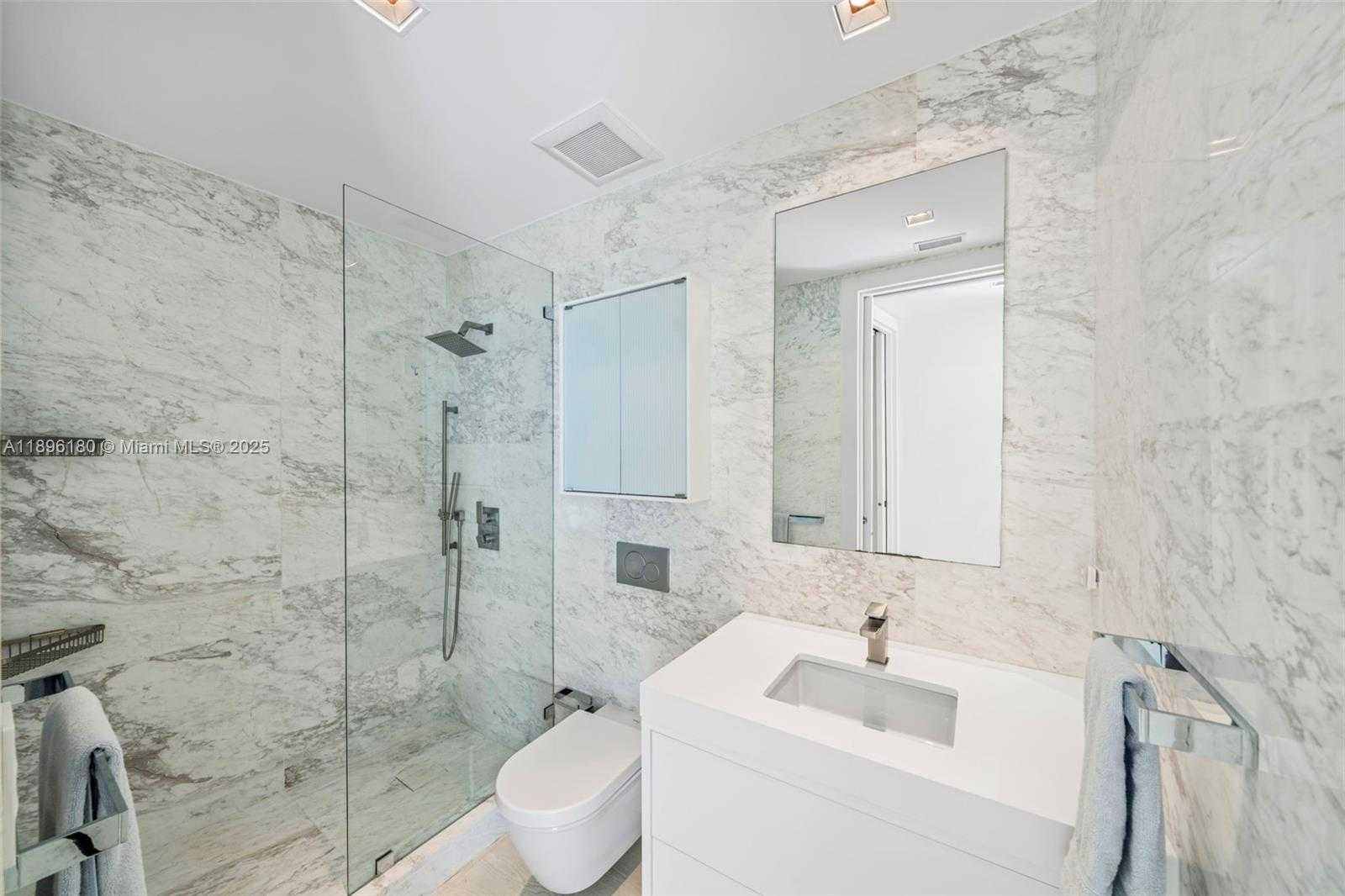 Small Image of 50 SOUTH POINTE DR #TWN7, Miami Beach Number 20