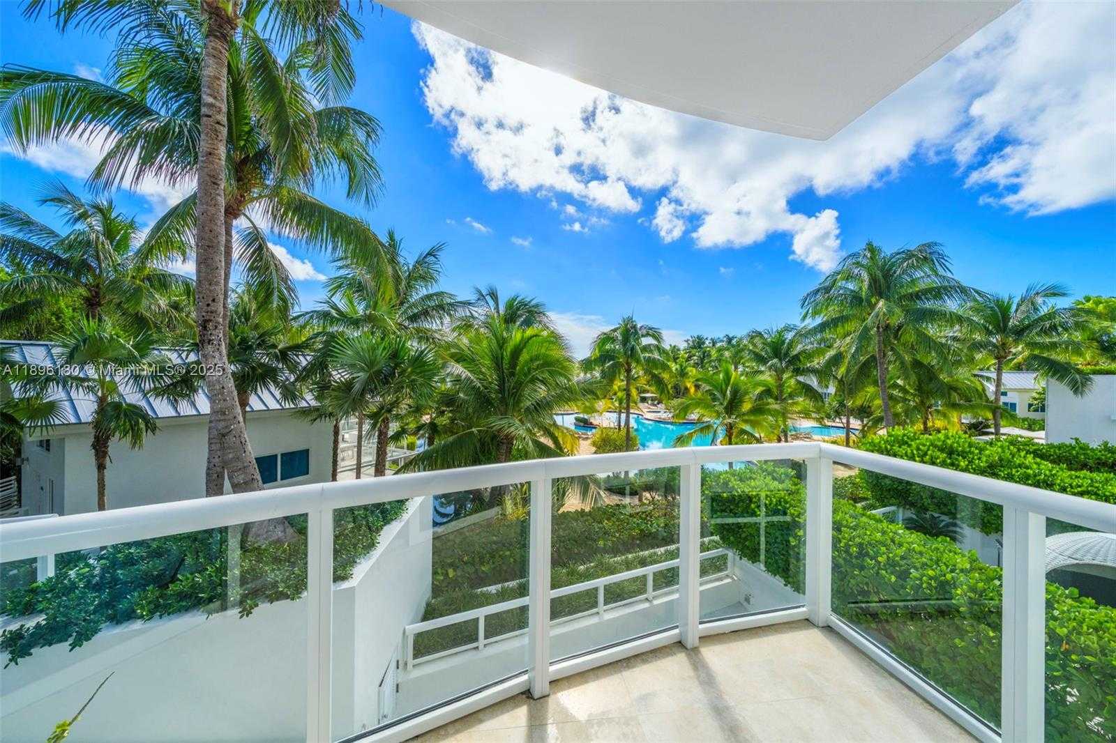 Small Image of 50 SOUTH POINTE DR #TWN7, Miami Beach Number 25