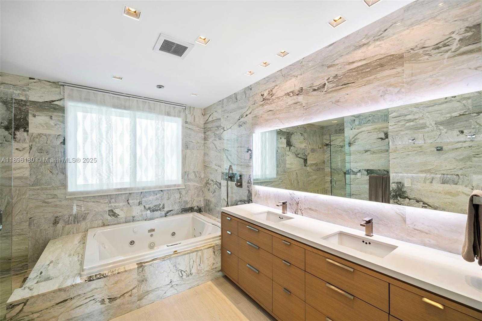 Small Image of 50 SOUTH POINTE DR #TWN7, Miami Beach Number 27