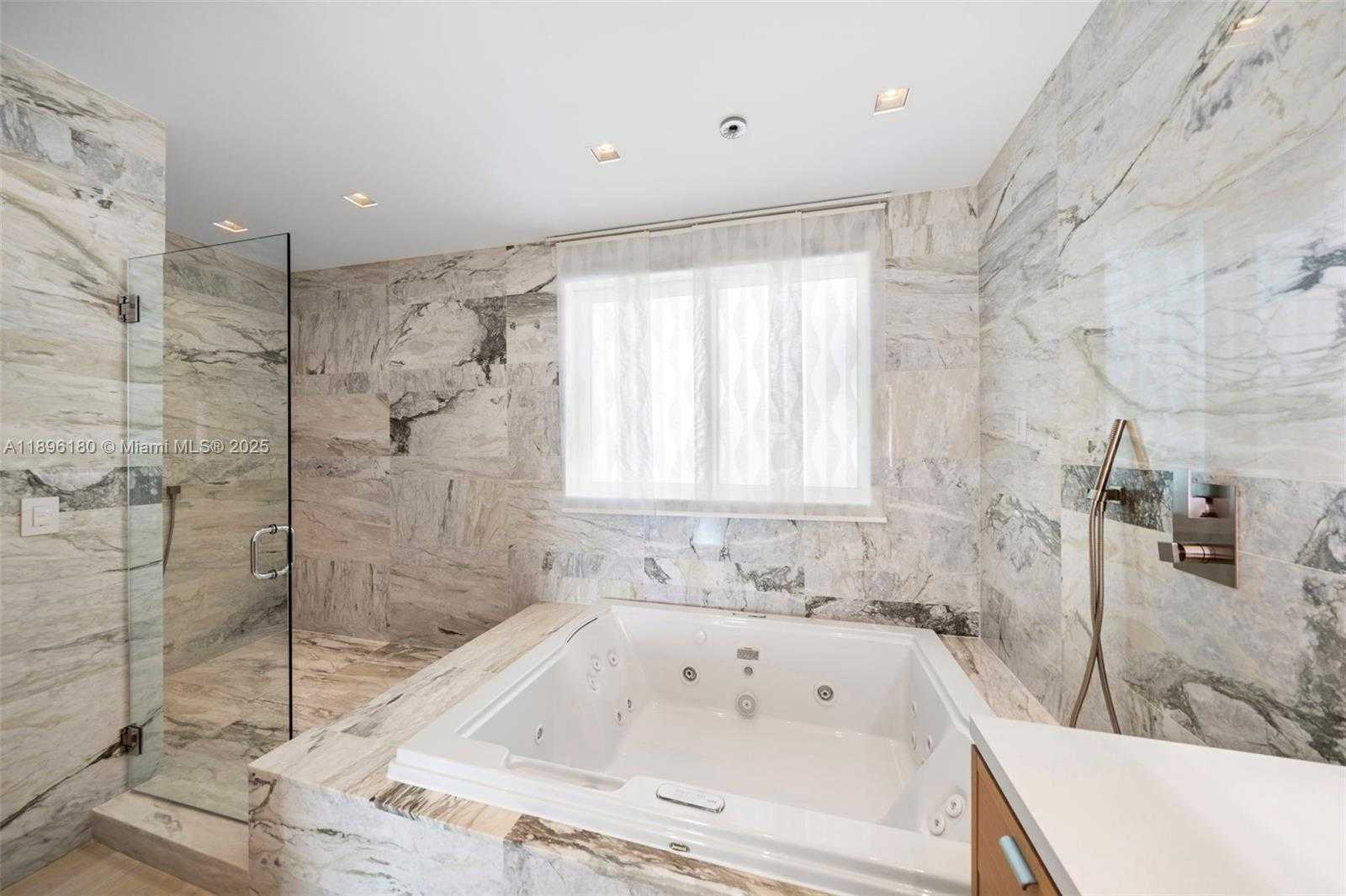 Small Image of 50 SOUTH POINTE DR #TWN7, Miami Beach Number 28