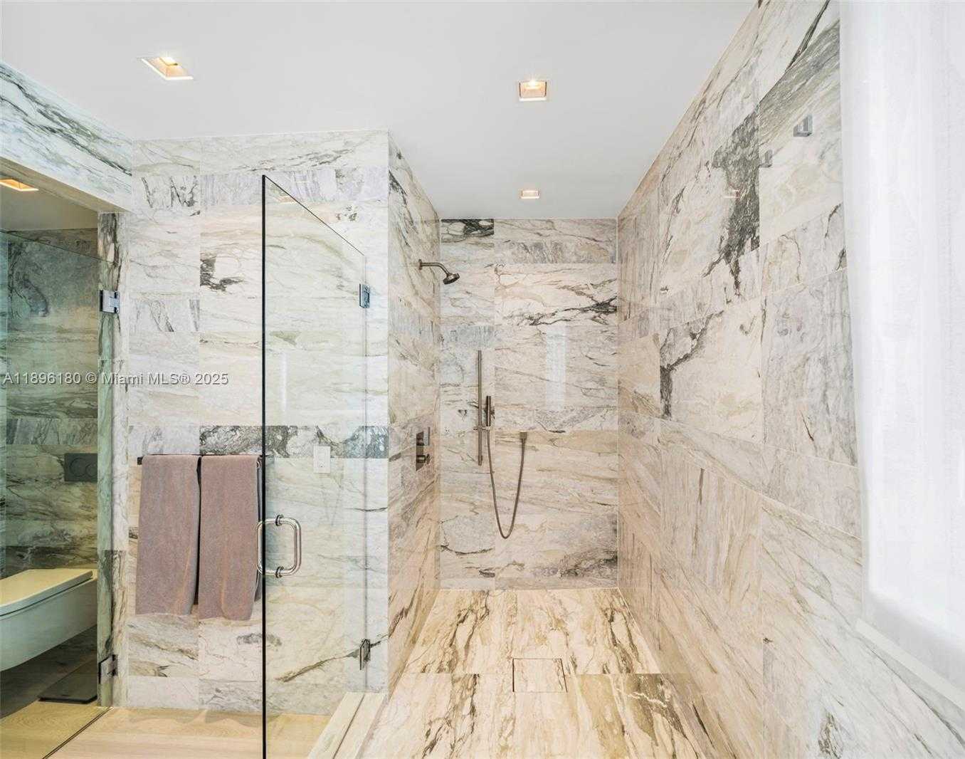 Small Image of 50 SOUTH POINTE DR #TWN7, Miami Beach Number 29