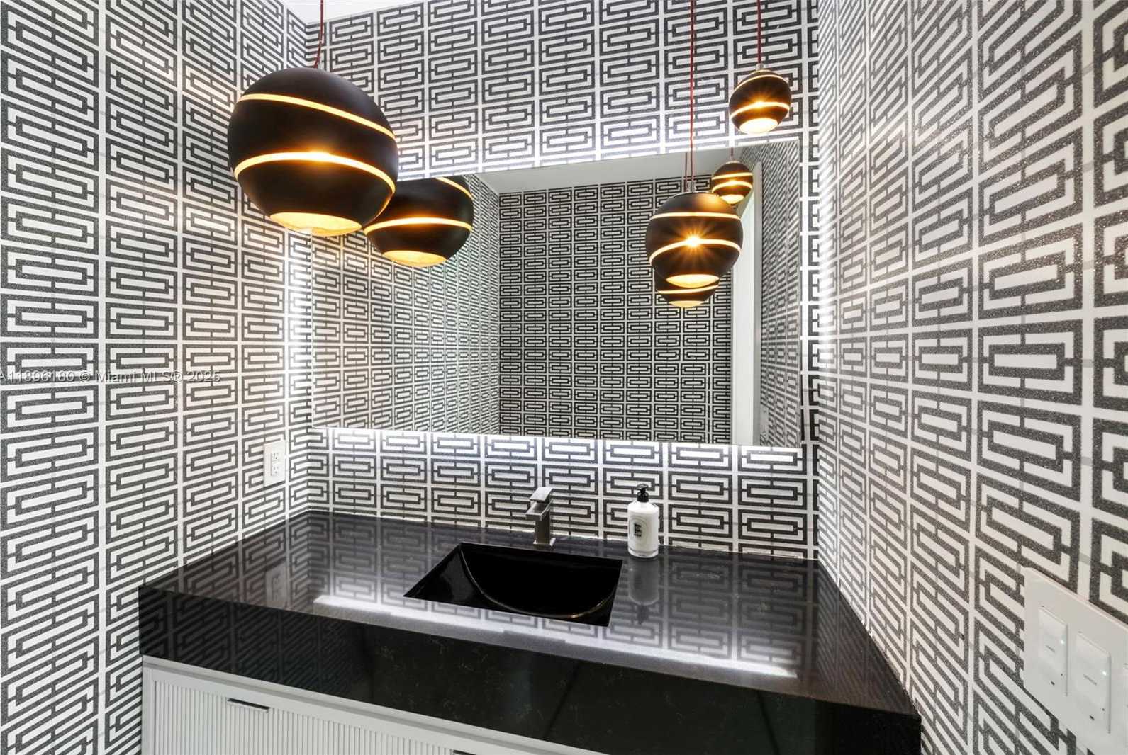 Small Image of 50 SOUTH POINTE DR #TWN7, Miami Beach Number 3