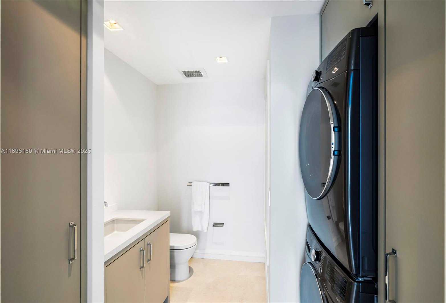 Small Image of 50 SOUTH POINTE DR #TWN7, Miami Beach Number 32