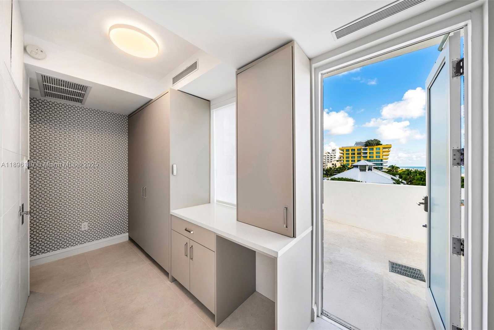 Small Image of 50 SOUTH POINTE DR #TWN7, Miami Beach Number 33