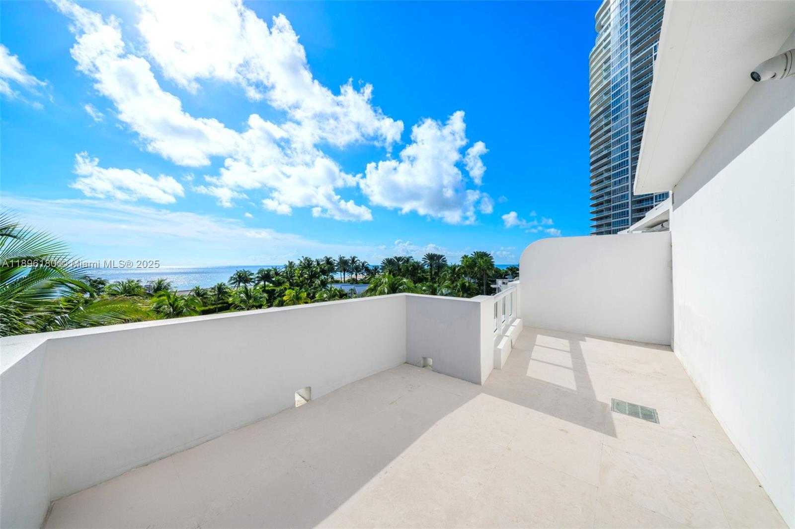 Small Image of 50 SOUTH POINTE DR #TWN7, Miami Beach Number 38