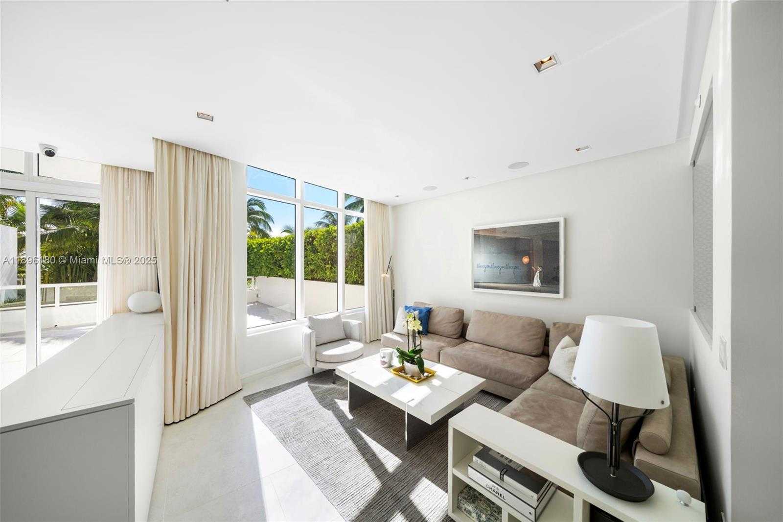 Small Image of 50 SOUTH POINTE DR #TWN7, Miami Beach Number 4