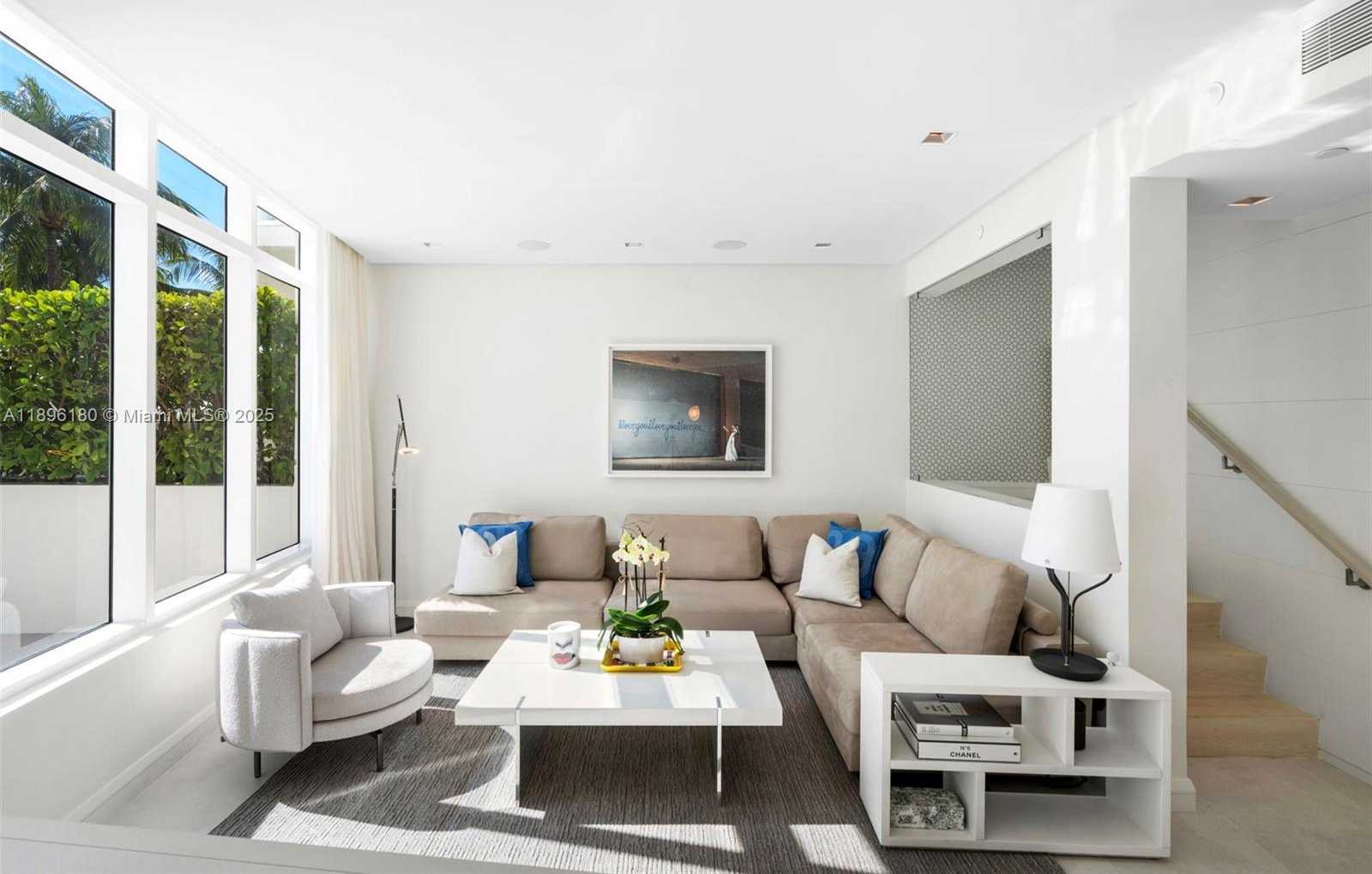 Small Image of 50 SOUTH POINTE DR #TWN7, Miami Beach Number 5