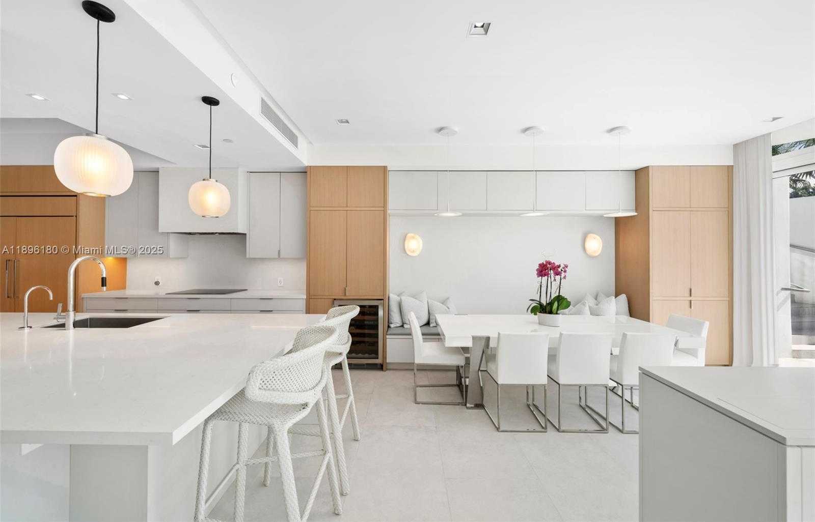 Small Image of 50 SOUTH POINTE DR #TWN7, Miami Beach Number 6