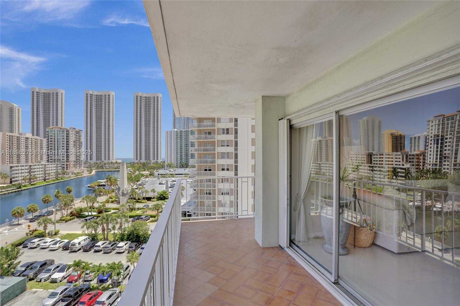 Small Image of 500 BAYVIEW DR #731, Sunny Isles Beach Number 3