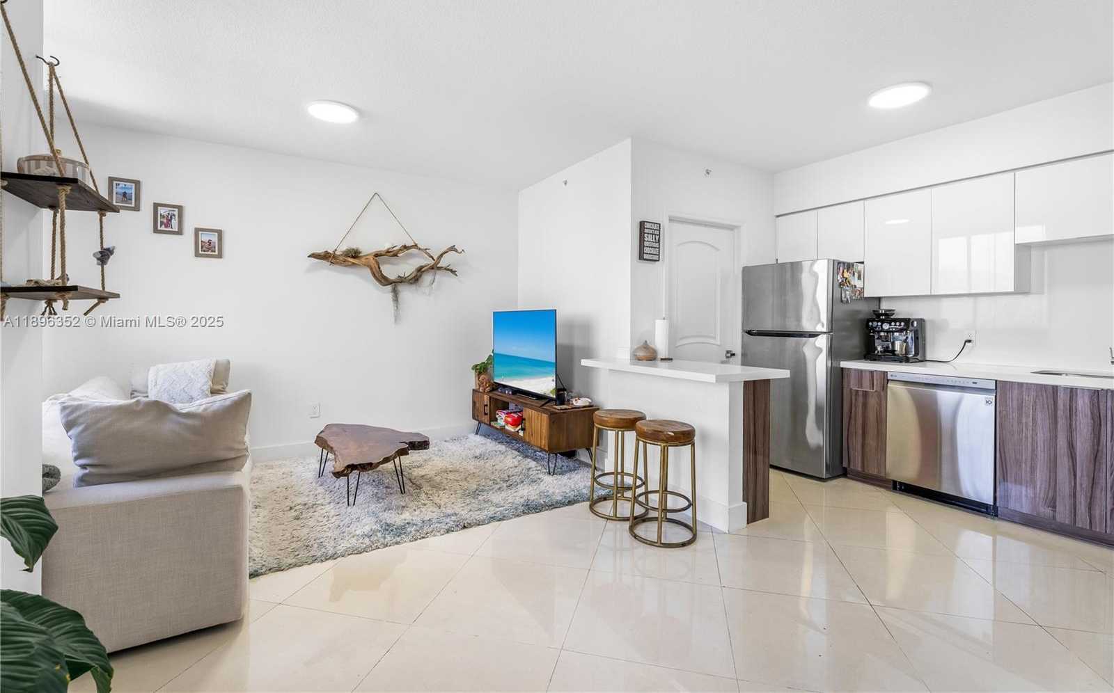 Small Image of 1330 WEST AVE #905, Miami Beach Number 3