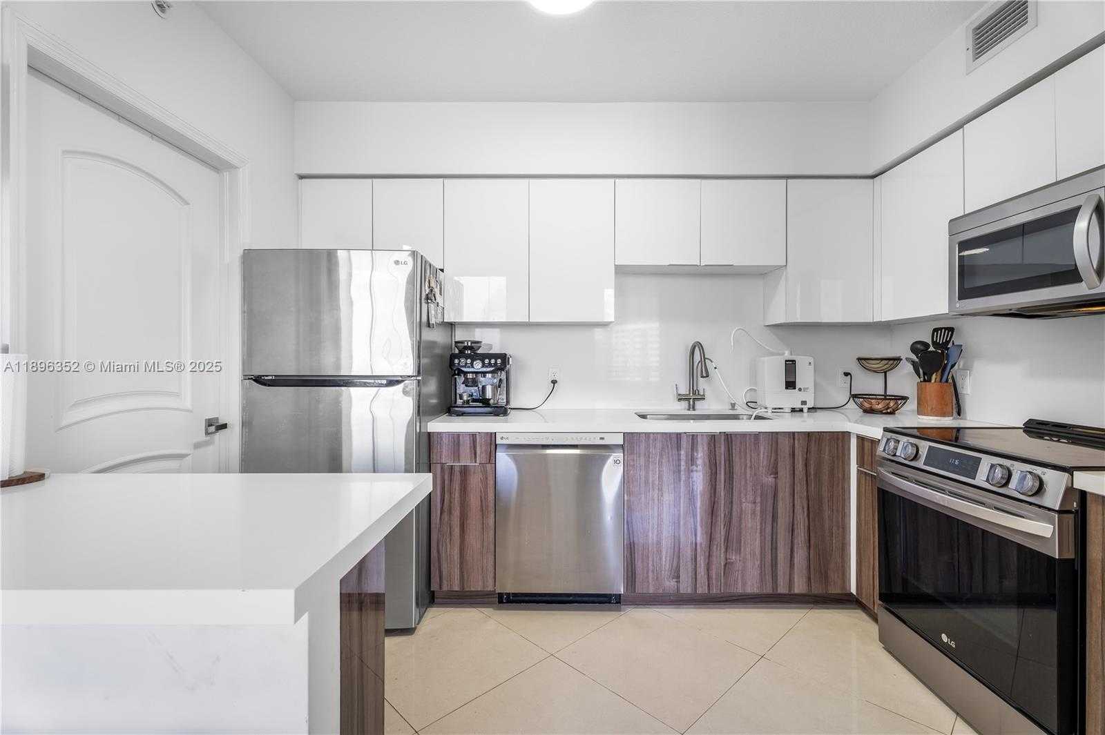 Small Image of 1330 WEST AVE #905, Miami Beach Number 4