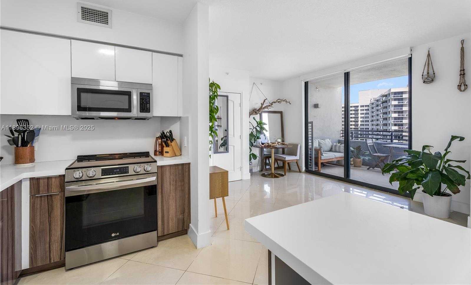 Small Image of 1330 WEST AVE #905, Miami Beach Number 6