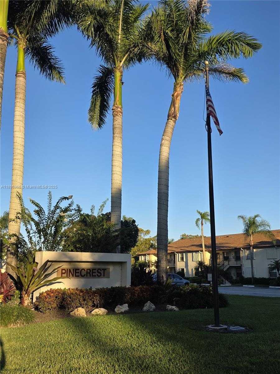 Small Image of 401 PINECREST CIR #A, Jupiter Number 14
