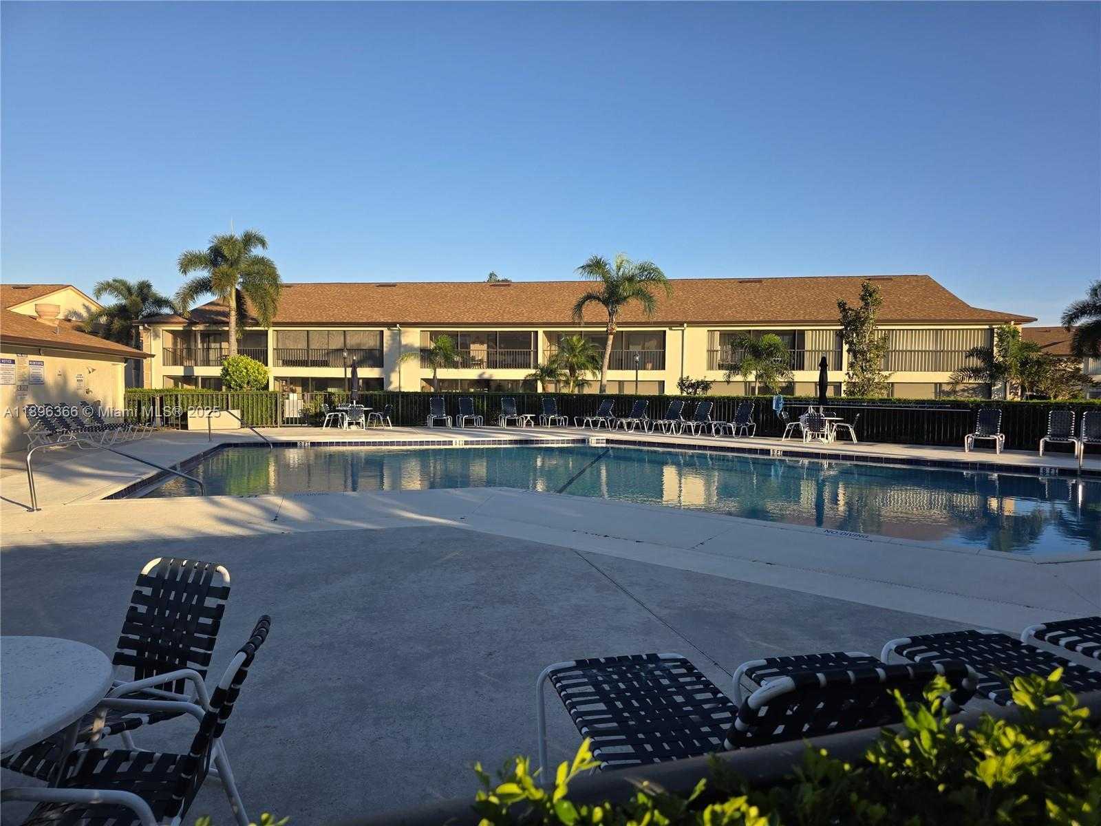 Small Image of 401 PINECREST CIR #A, Jupiter Number 15
