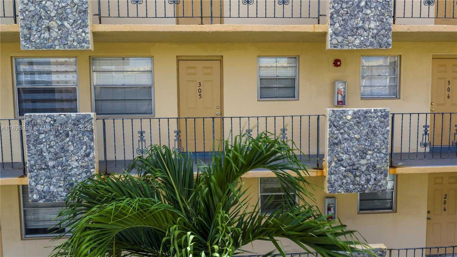 Small Image of 2145 PIERCE ST #305, Hollywood Number 2