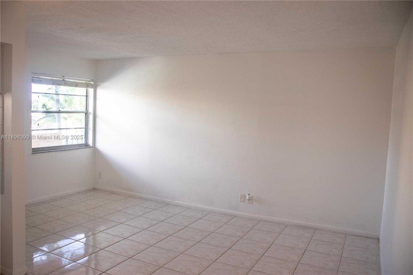 Small Image of 2145 PIERCE ST #305, Hollywood Number 7