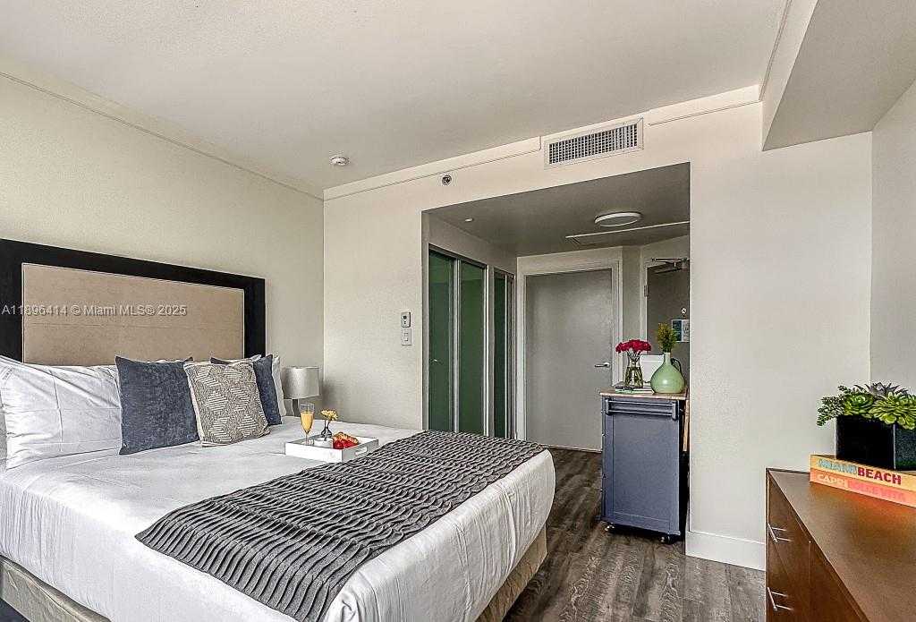 Small Image of 2889 MCFARLANE RD #912, Miami Number 10