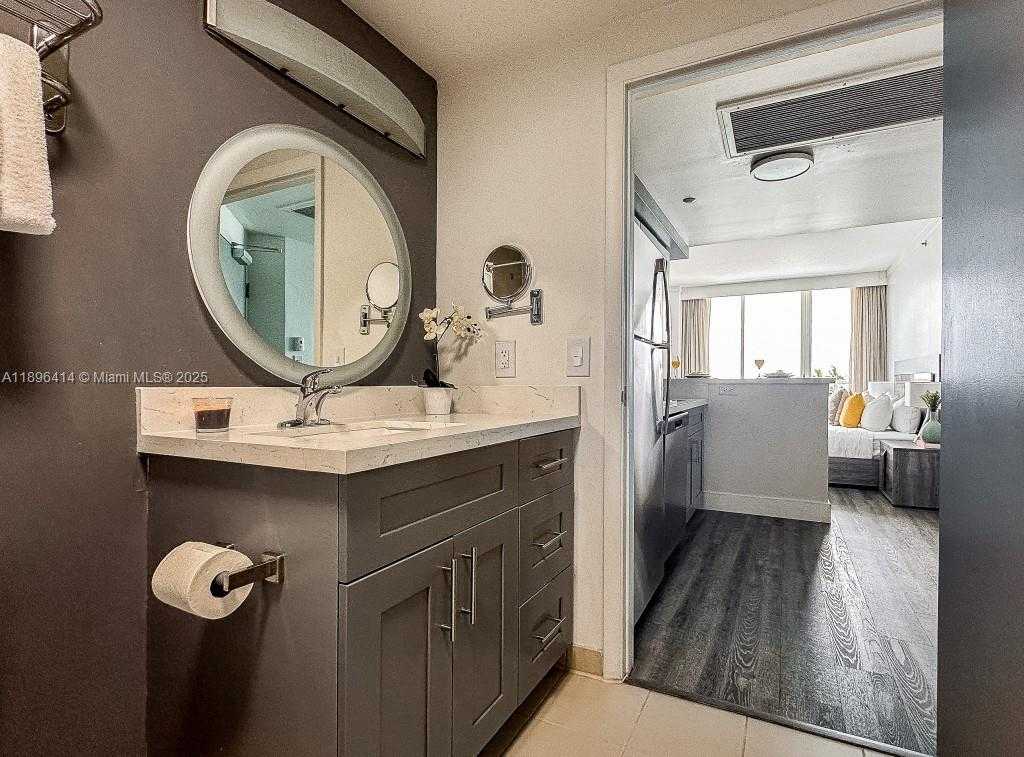 Small Image of 2889 MCFARLANE RD #912, Miami Number 3
