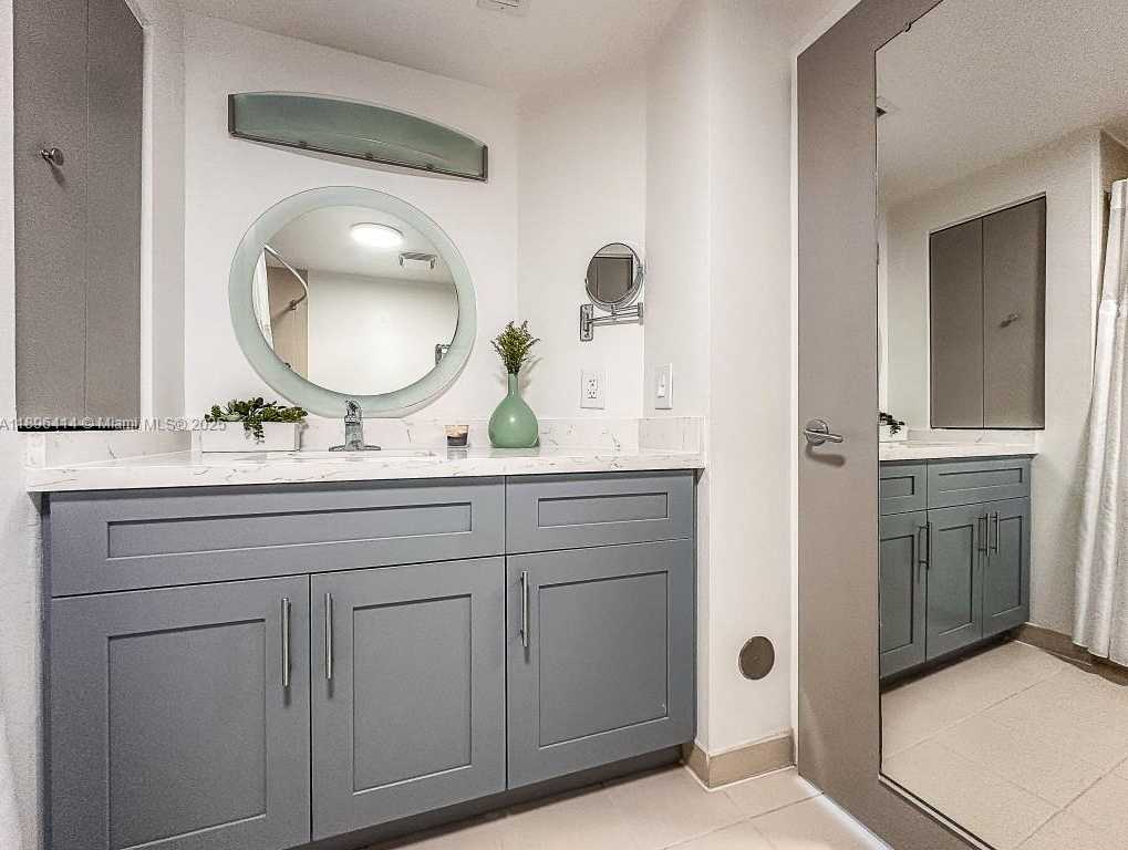 Small Image of 2889 MCFARLANE RD #912, Miami Number 4