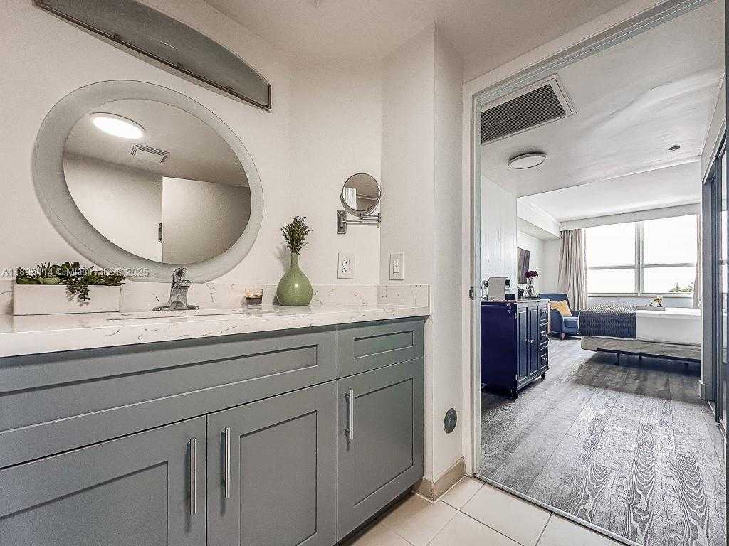 Small Image of 2889 MCFARLANE RD #912, Miami Number 5