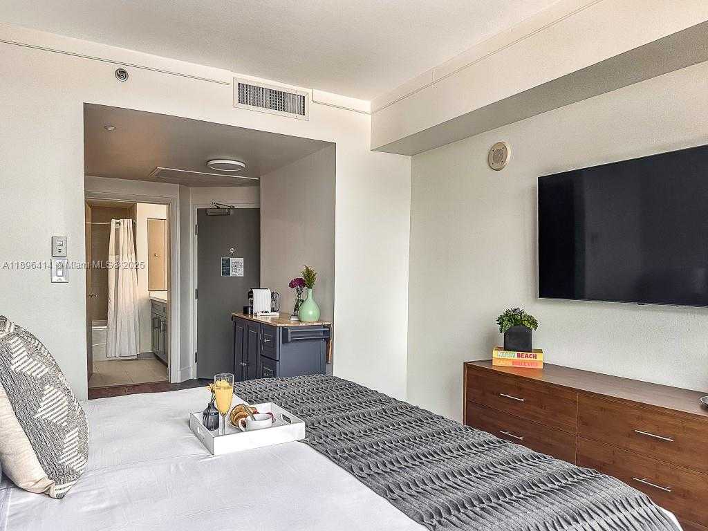 Small Image of 2889 MCFARLANE RD #912, Miami Number 8