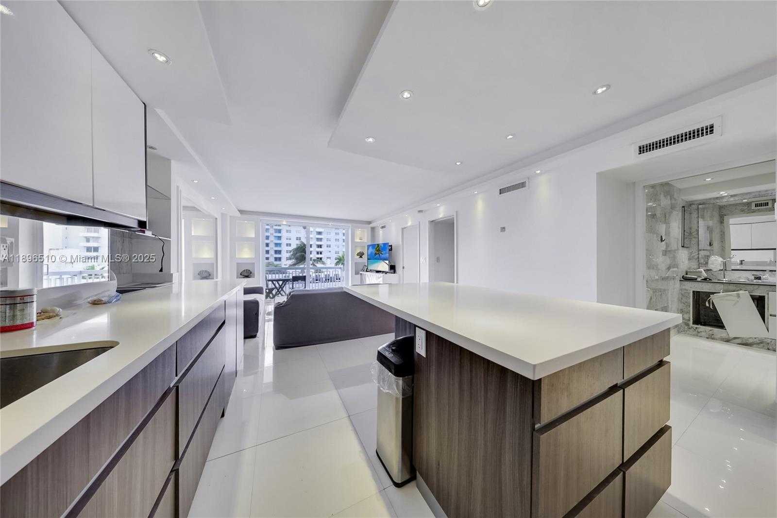 Small Image of 401 OCEAN DR #624, Miami Beach Number 2