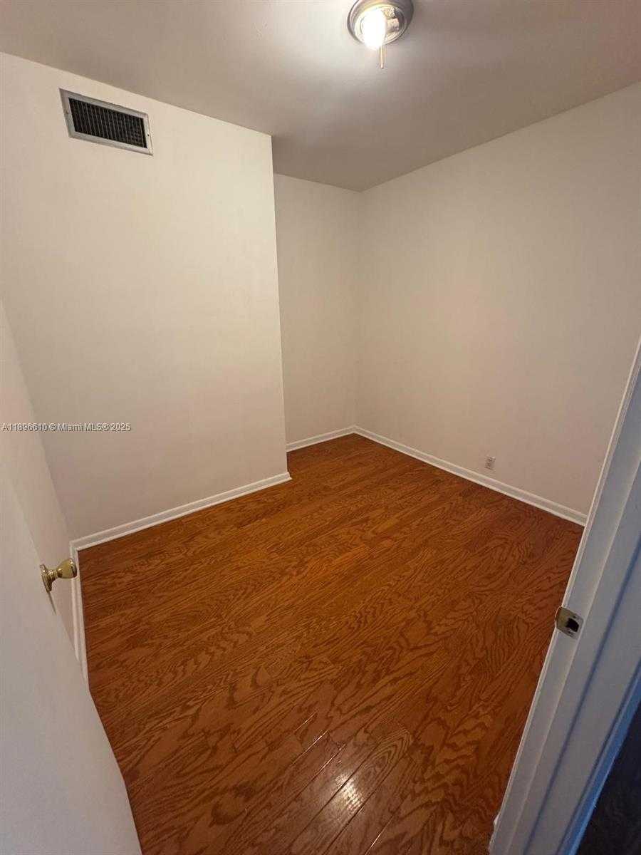 Small Image of 5255 COLLINS AVE #11B, Miami Beach Number 10