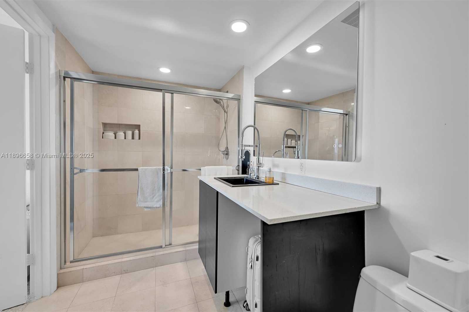 Small Image of 1800 OCEAN DR #207, Hallandale Beach Number 7