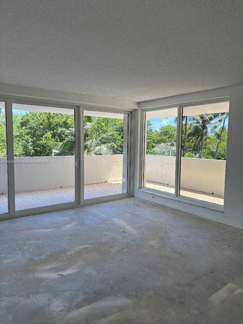 Small Image of 177 OCEAN LANE DR #208, Key Biscayne Number 3