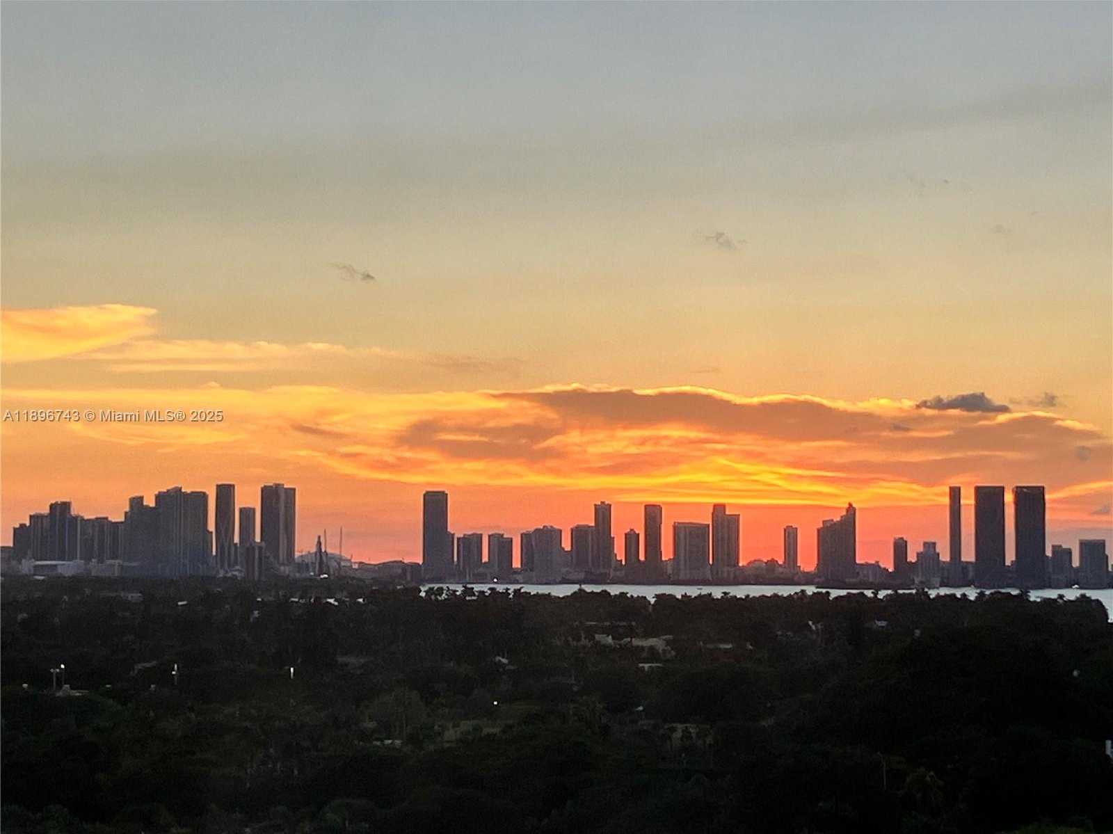 Small Image of 2899 COLLINS AVE #1638, Miami Beach Number 2