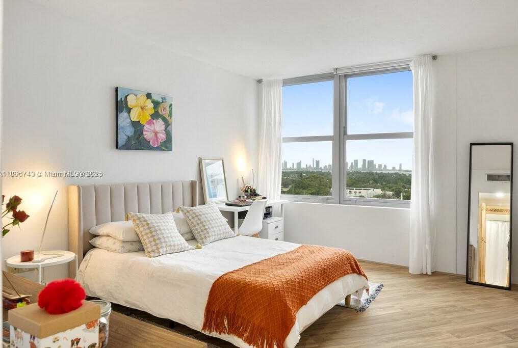 Small Image of 2899 COLLINS AVE #1638, Miami Beach Number 3