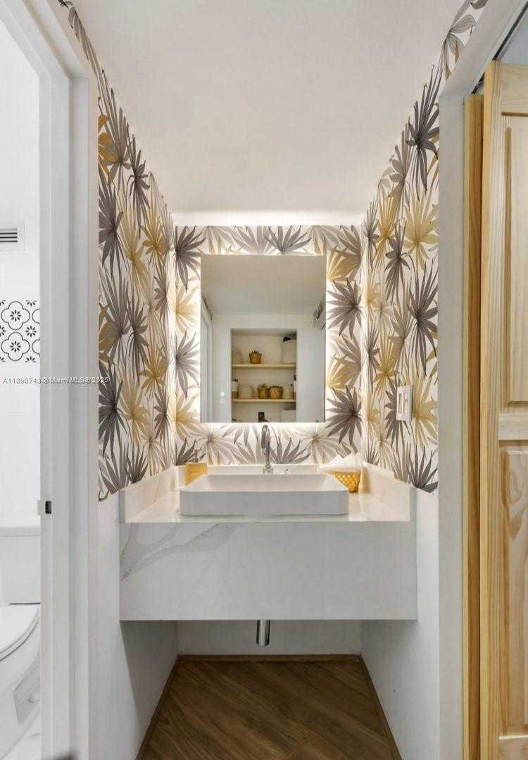 Small Image of 2899 COLLINS AVE #1638, Miami Beach Number 4