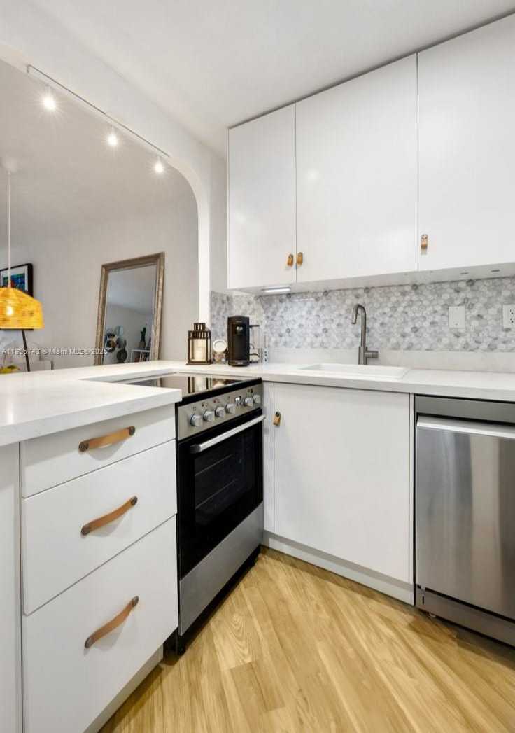 Small Image of 2899 COLLINS AVE #1638, Miami Beach Number 6