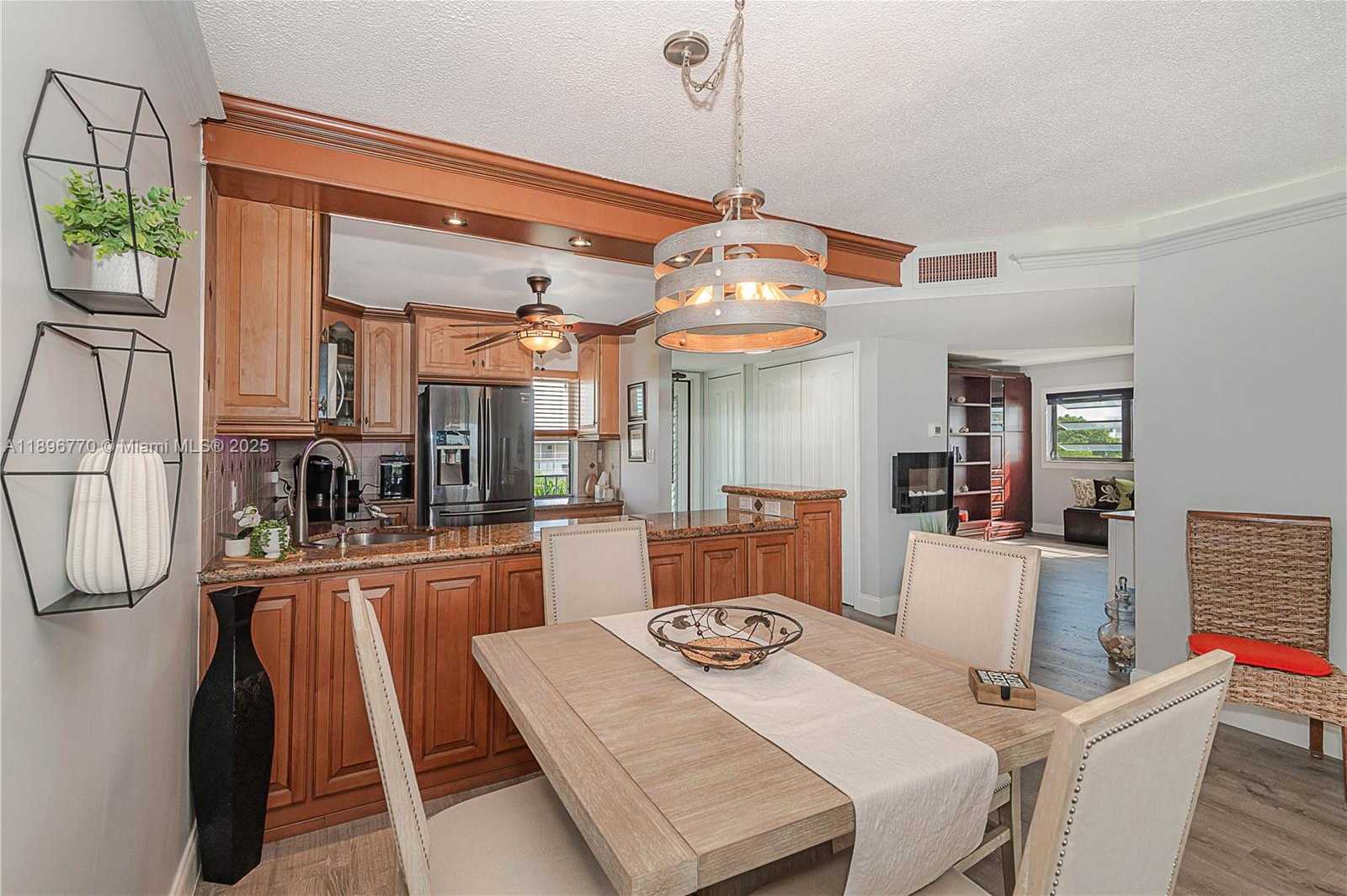 Small Image of 4800 HILLCREST LN #501, Hollywood Number 10